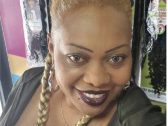 Ngako Piwele est l'une des plus de 1000 porteurs de projets annuels soutenus par l'Adie en région. Grâce aux 3 K€ de prêt, elle a pu compléter le financement de son projet de salon de coiffure afro grand'rue à Roubaix.